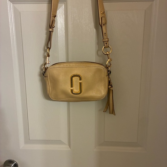Marc Jacobs Cream Crossbody Bag The Sharpshooter. A few stains in inside of bag